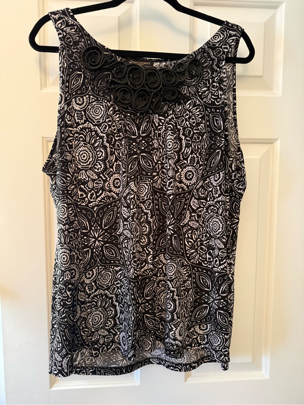 Susan Lawrence Woman Black & White Sleeveless Patterned Shell Top